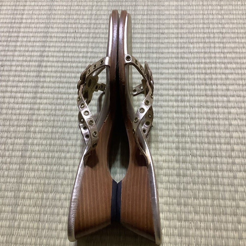 Eric Javits Gold Thong Sandals - Picture 3 of 5
